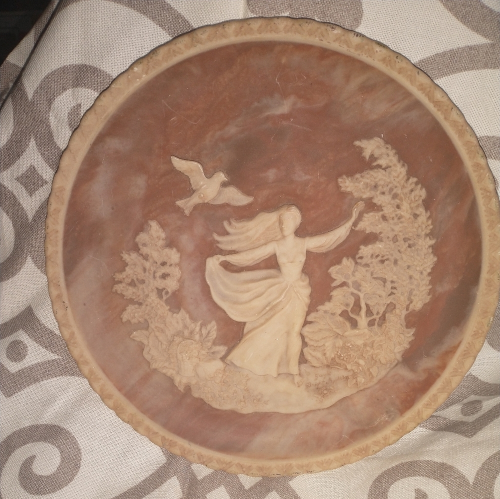 VINTAGE INCOLAY STONE SCULPTURED PLATE